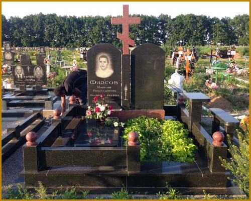Гранитные цоколь и ограда на могилу Гранитные цоколь и ограда на могилу